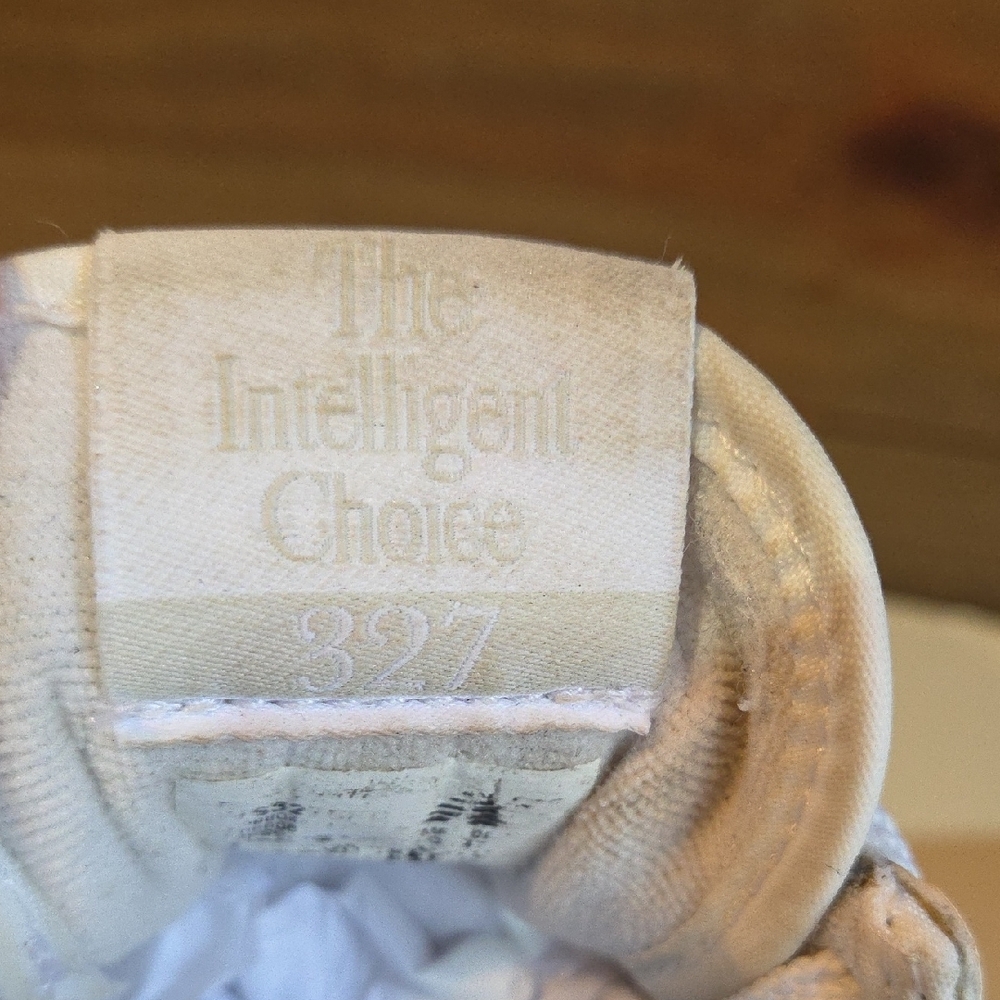 New Balance Women’s Pale Pink and Cream Retro Sneakers - Picture 8 of 11